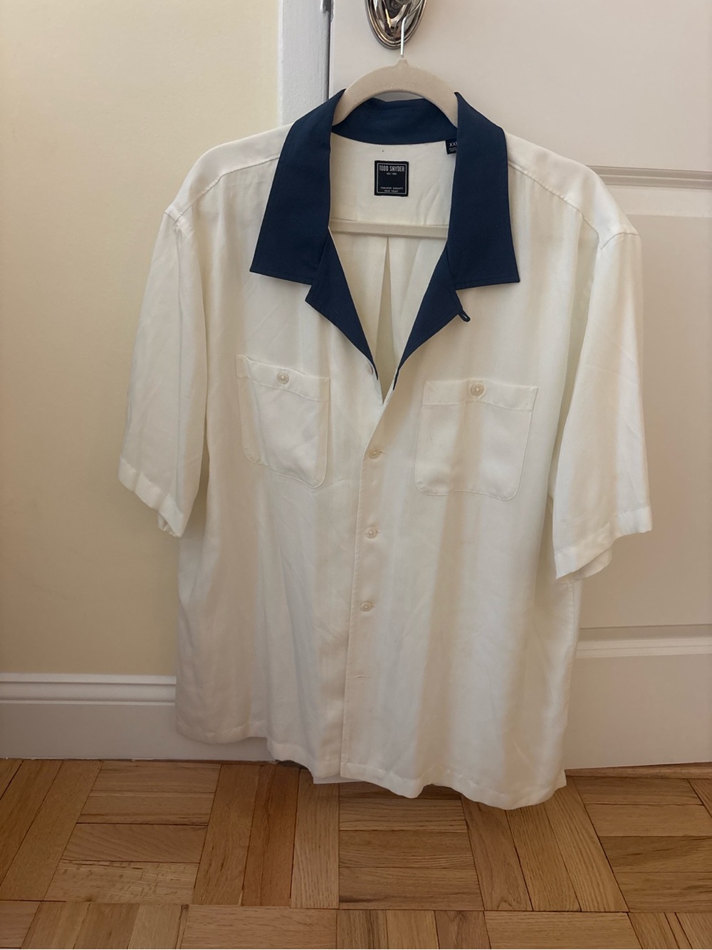 Todd Snyder Short-Sleeve Shirt Jacket in Cream with Navy Collar